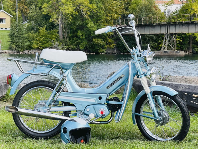 Sticker Tomos logo tank / universeel zwart / chroom 200x28mm