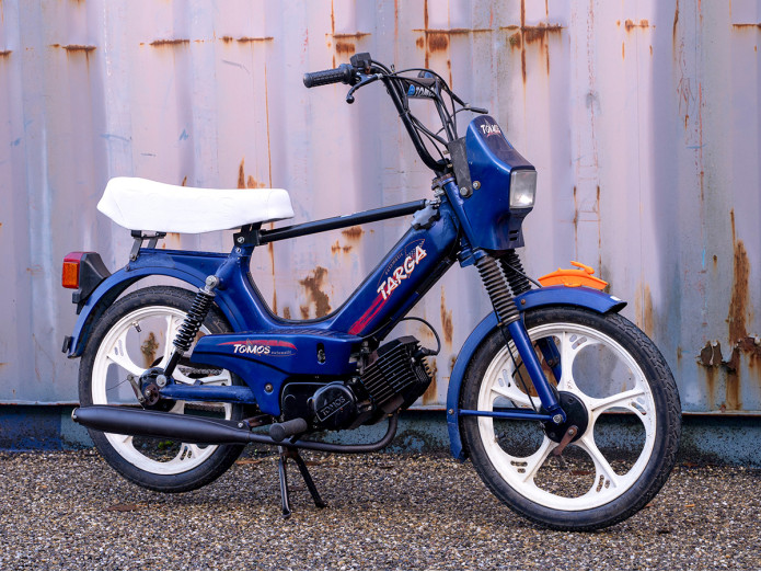 Zadel buddyseat Tomos A3 / A35 lang custom met gestanst logo wit 