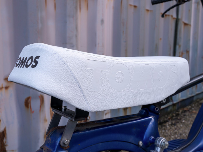 Zadel buddyseat Tomos A3 / A35 lang custom met gestanst logo wit 