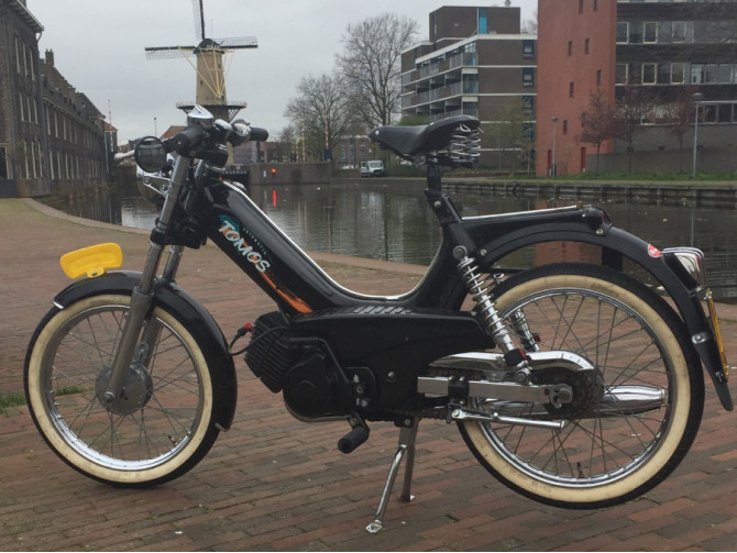 Voorspatbord plaatje geel op voet universeel Tomos bromfiets product