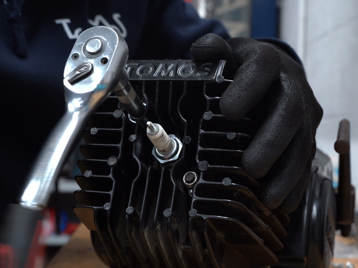 Removing the cylinder head nuts