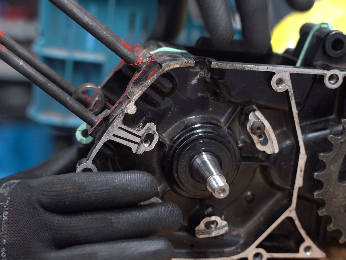 Pressing the crankshaft oil seal into place