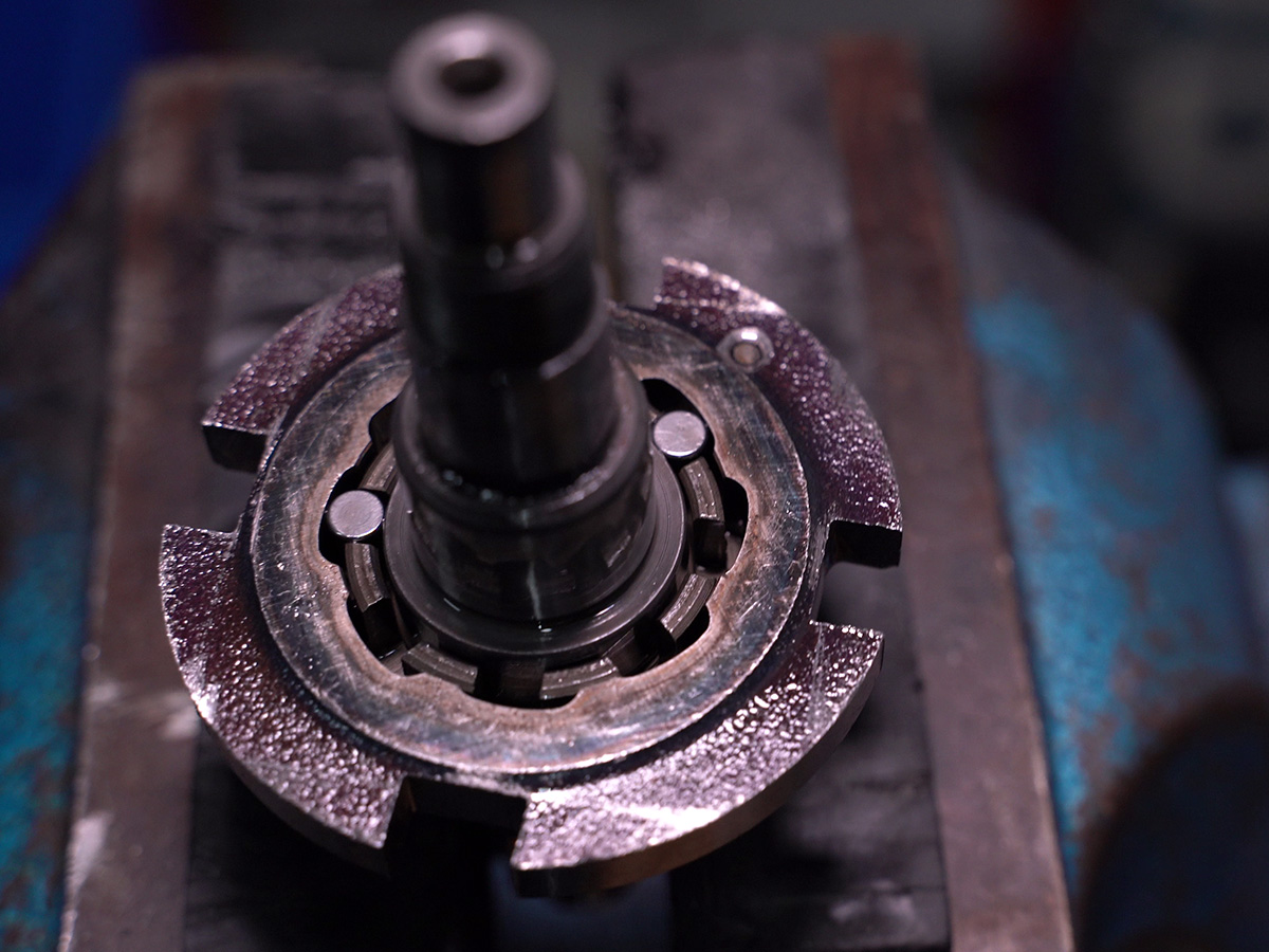 Reassembling the roller cage